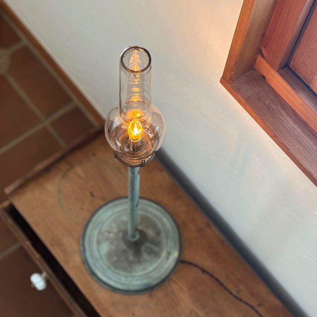 優美なホヤシェードのフロアランプ　風向計　緑青　真鍮台座　古道具　ハンドメイド