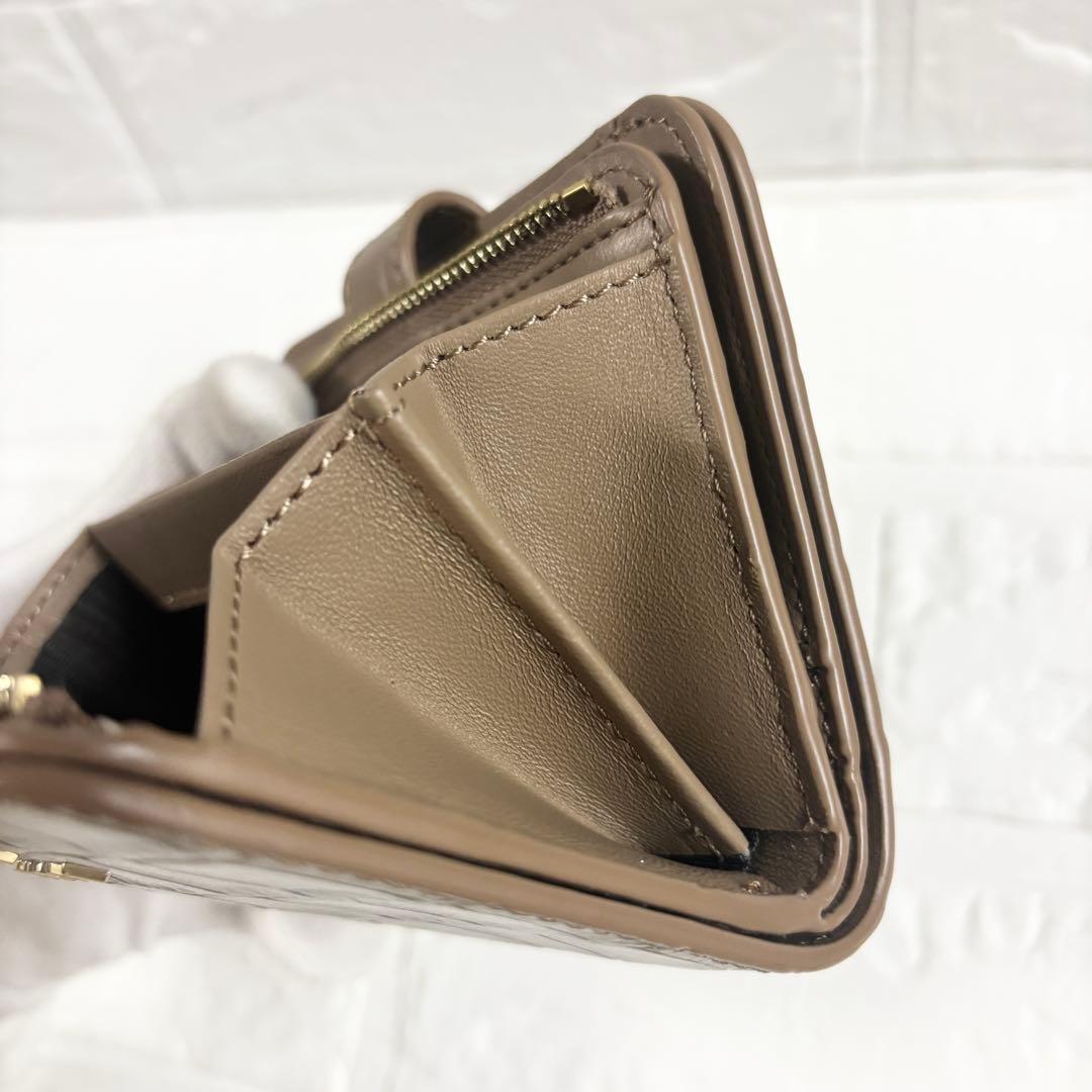 【極美品】フルラ　カメリア　クロコ型押し　2つ折り　ベージュ系　コンパクト