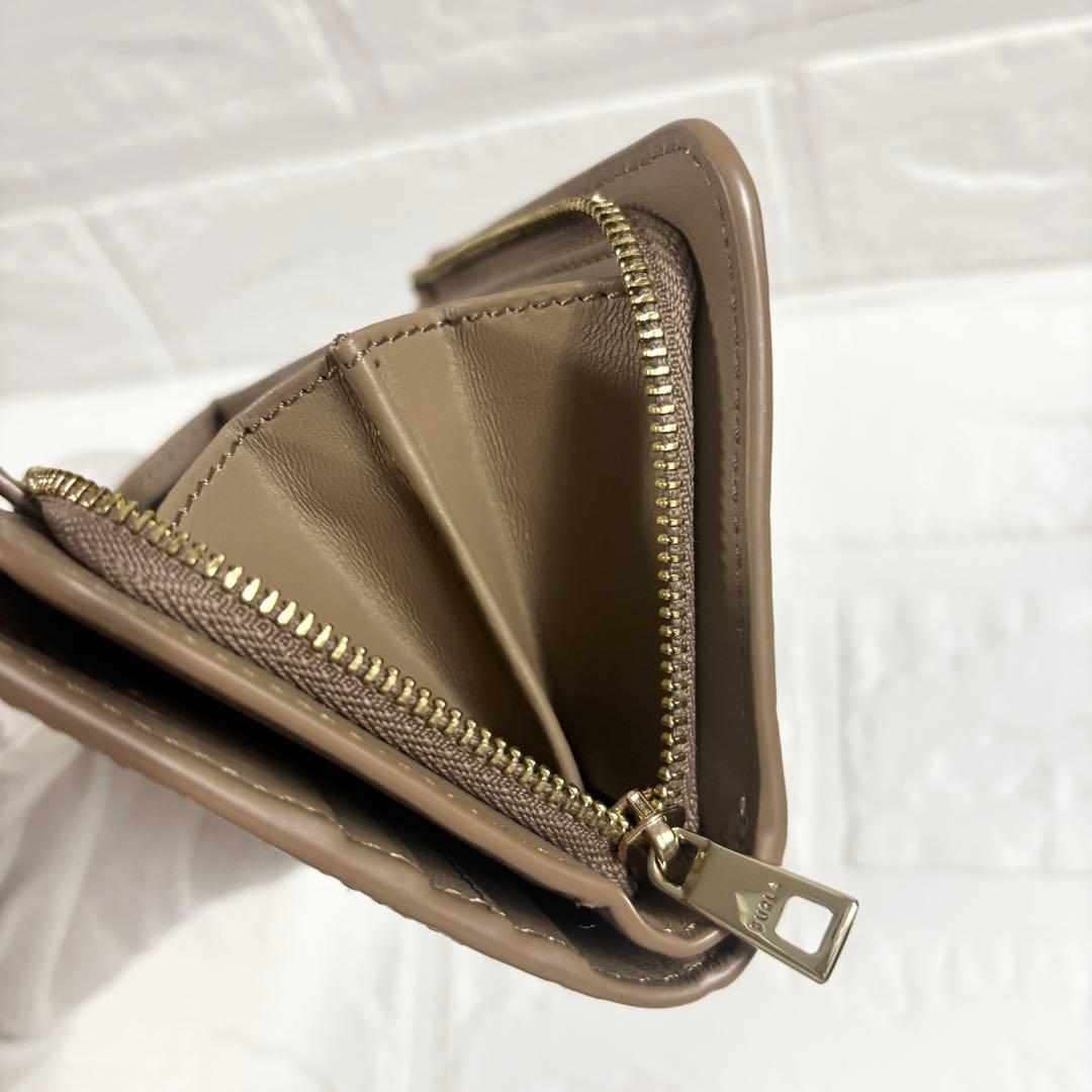 【極美品】フルラ　カメリア　クロコ型押し　2つ折り　ベージュ系　コンパクト