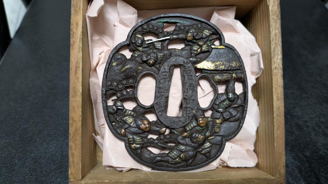 k*a様 銘：江州彦根住藻柄子宗典製 武者合戦図 鉄鍔