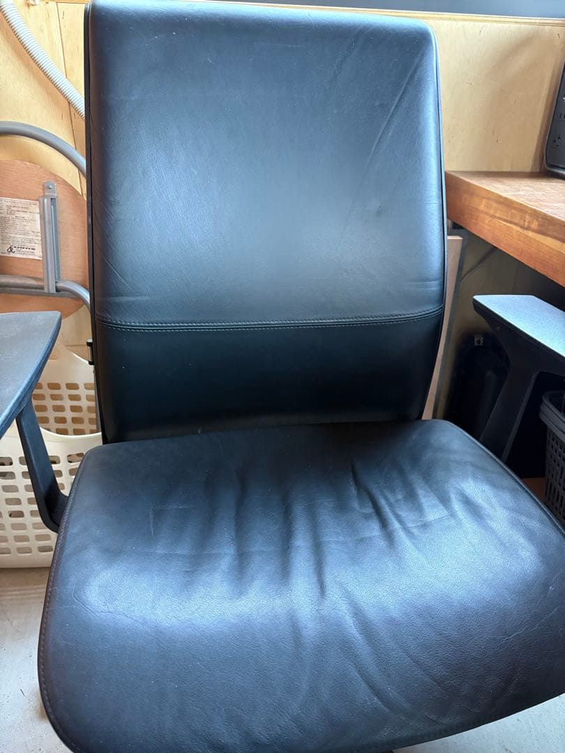 ② Steelcase オフィスチェア 黒 レザー　希少　旧モデル　美品　4脚有