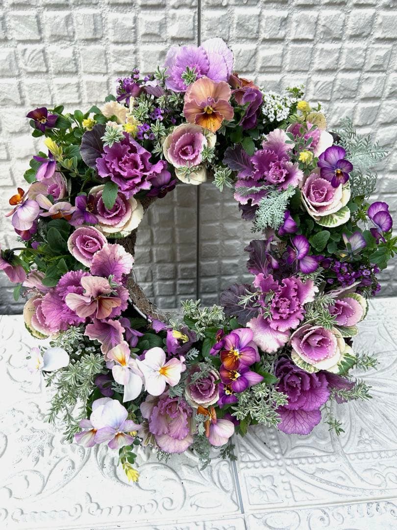 ハボタンとビオラのロマンティックリース