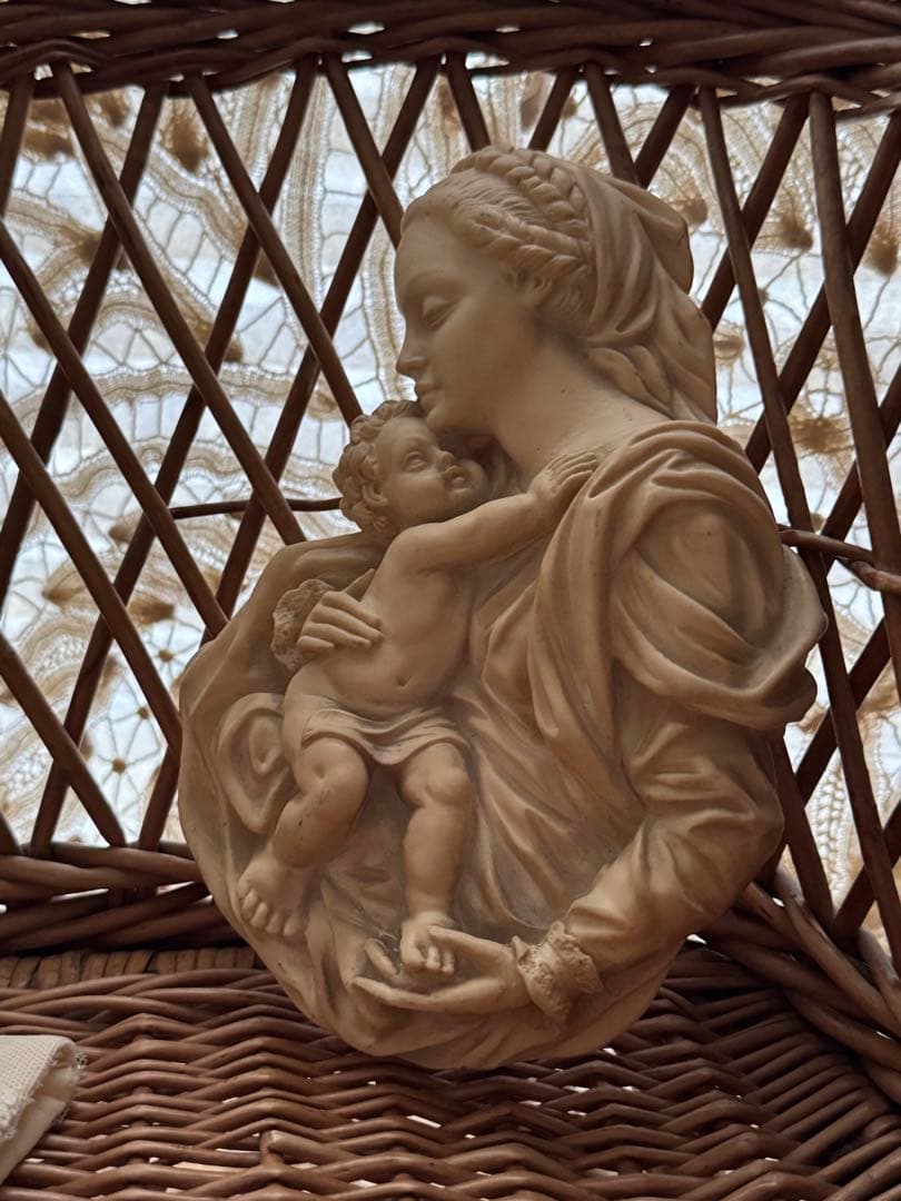 アンティーク 聖母マリアと幼子イエス 彫刻石膏壁掛け