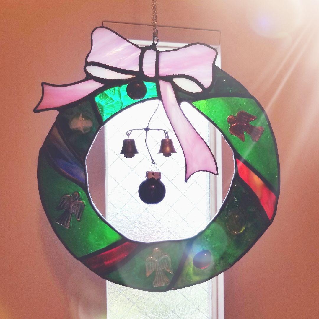 ステンドグラス製ステンドグラス　リボンと天使がかわいい　クリスマスリース