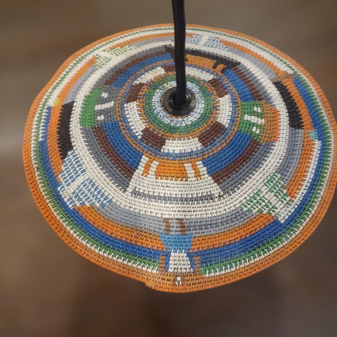 大きなきのこ形シェード　カラフル針金によるペンダントライト　小さな村の物語