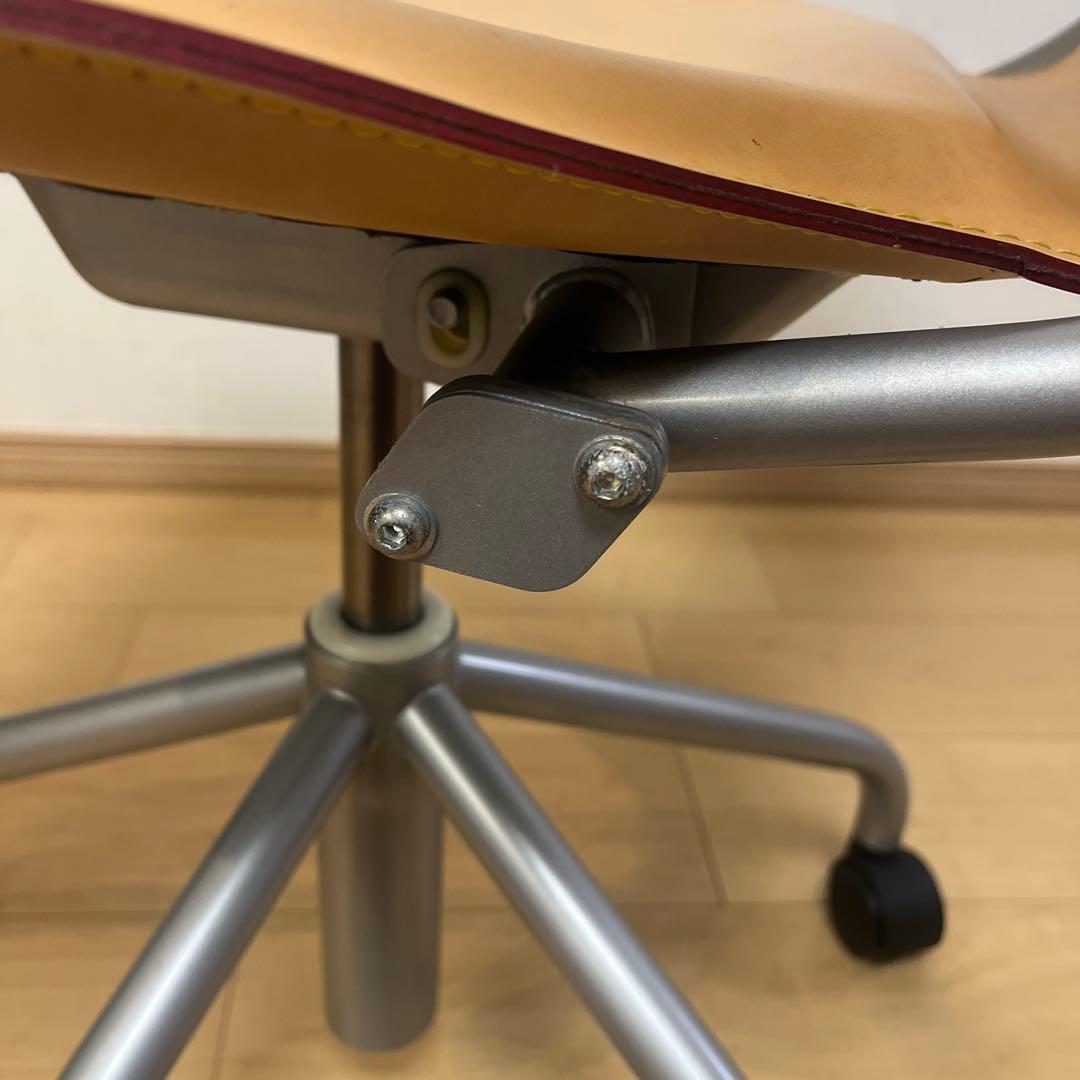 カリモク ベージュ デスクチェア アームレスト付き