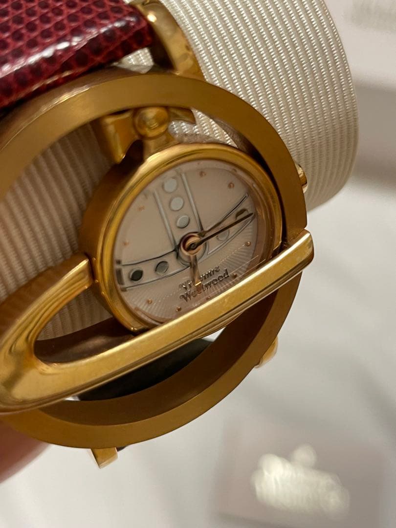 vivienne ヴィヴィアン 腕時計 サークルオーブ　電池切れ　赤