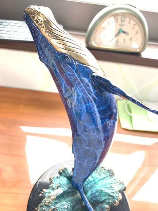 ラッセンのクジラのブロンズ　オブジェ