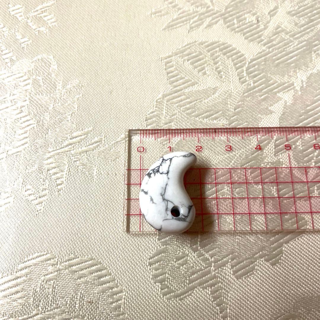 【ハウライト】勾玉 天然石 まとめ売り パワーストーン 62個