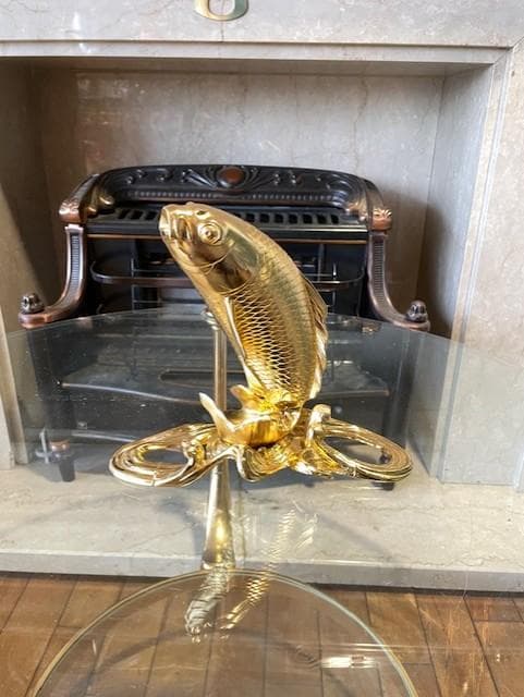 金色の鯉の彫刻