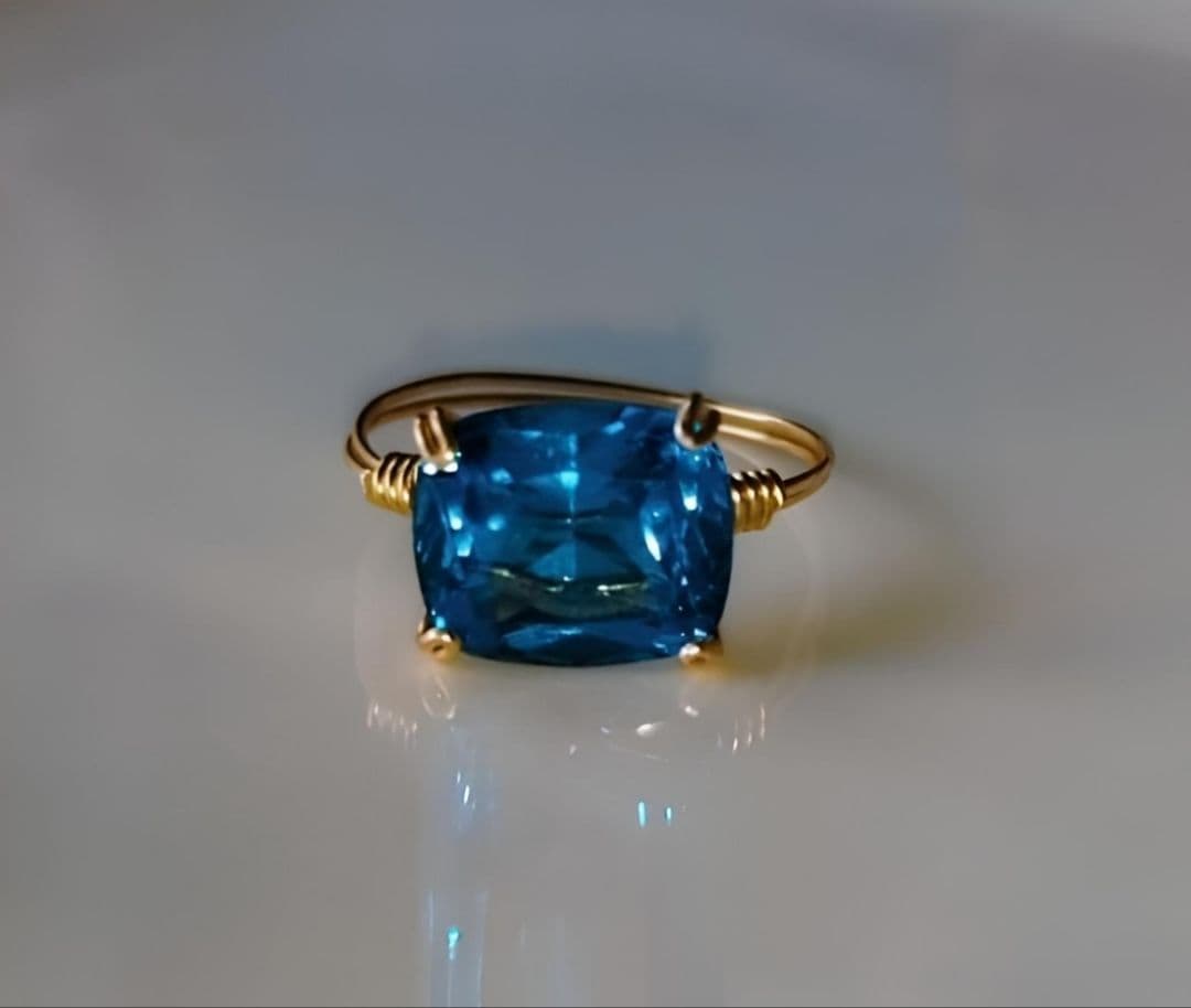 巨大 Kgf14 宝石ルース スイスブルートパーズ エメラルドカット 爪留め