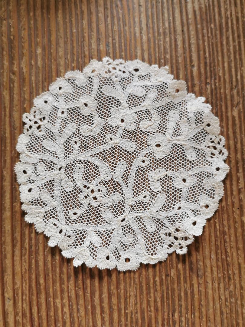 アンティーク 花が連続するリム 草花紋メッシュドイリー やや濃いアイボリートーン