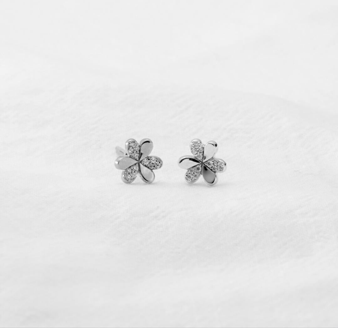 【美品】BAQLESS 花型　フラワーモチーフ　ピアス シルバー