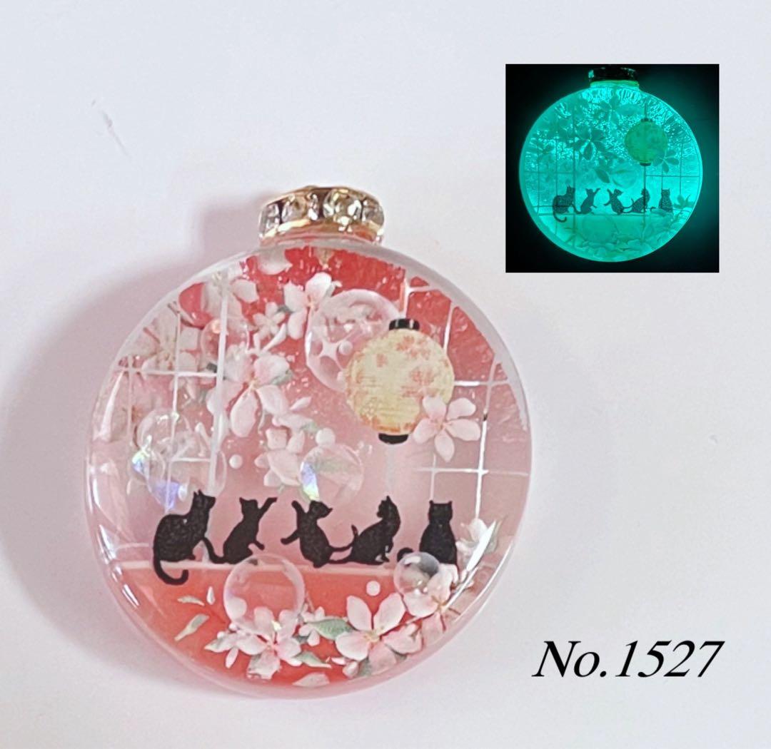 展示用/レジン/初春　窓辺の子猫達　桃の花　蓄光　オルゴナイトネックレス