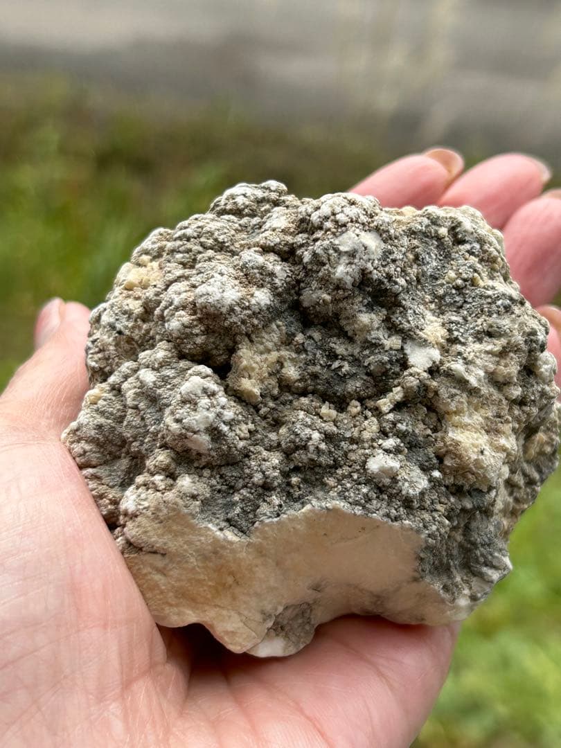 「静寂を宿す ― ナチュラルハウライト原石」