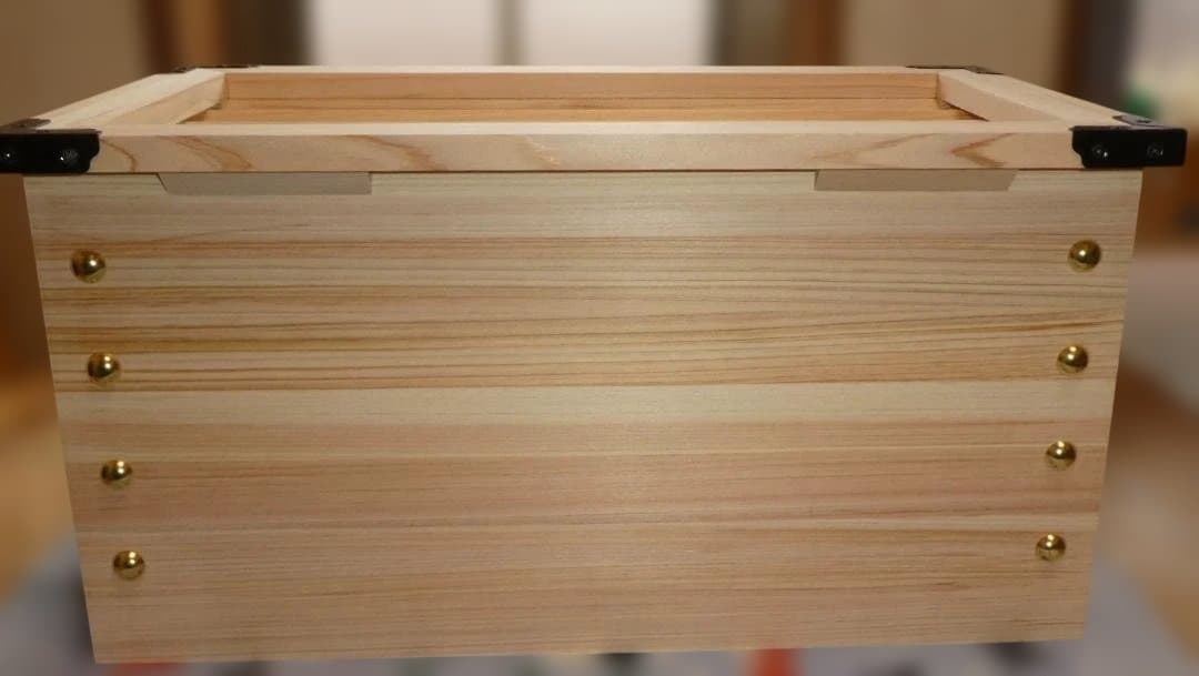 特別品 　開運　賽銭箱（桧）大　外枠・格枠付　金鋲　３９