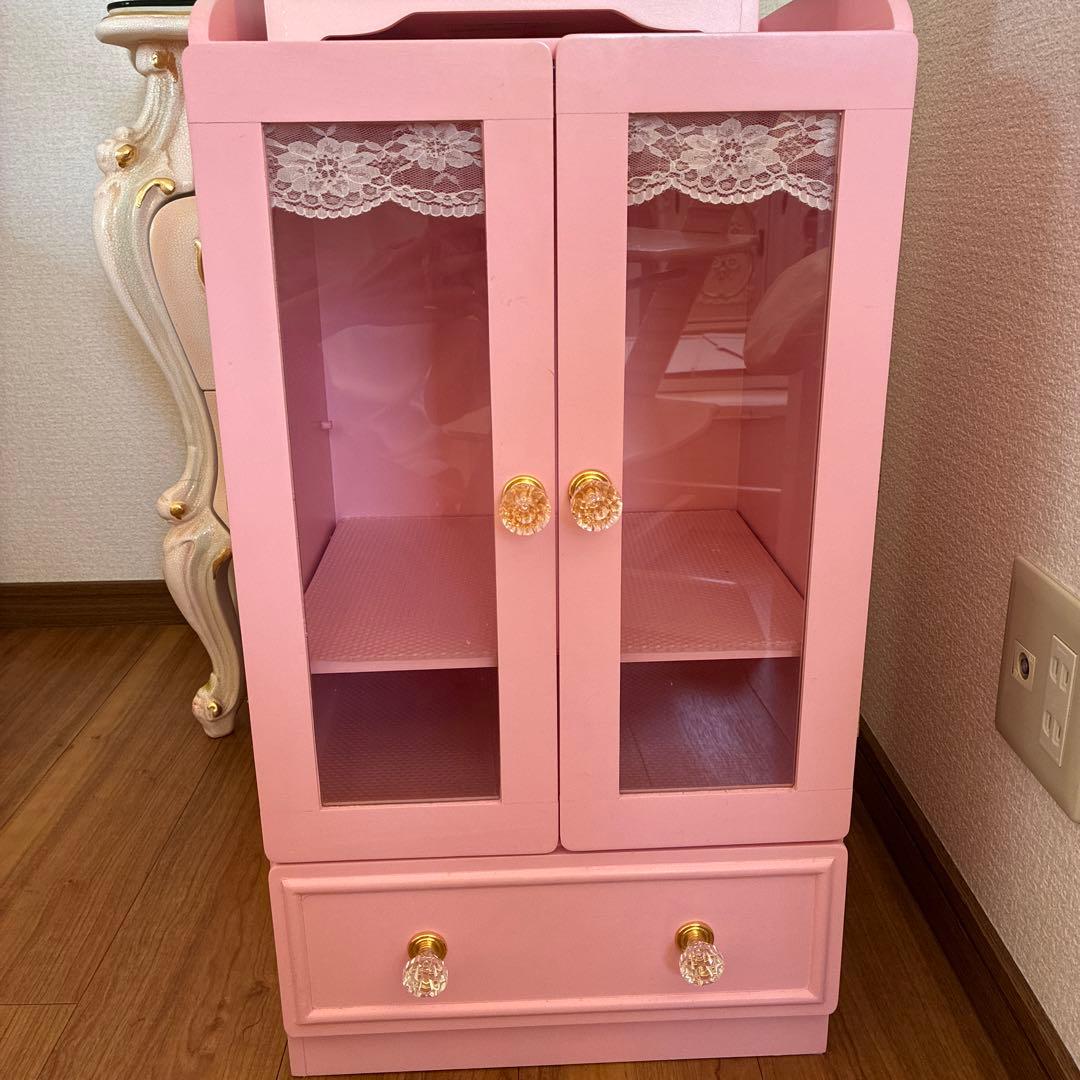 ピンクの木製キャビネット　マザーガーデン