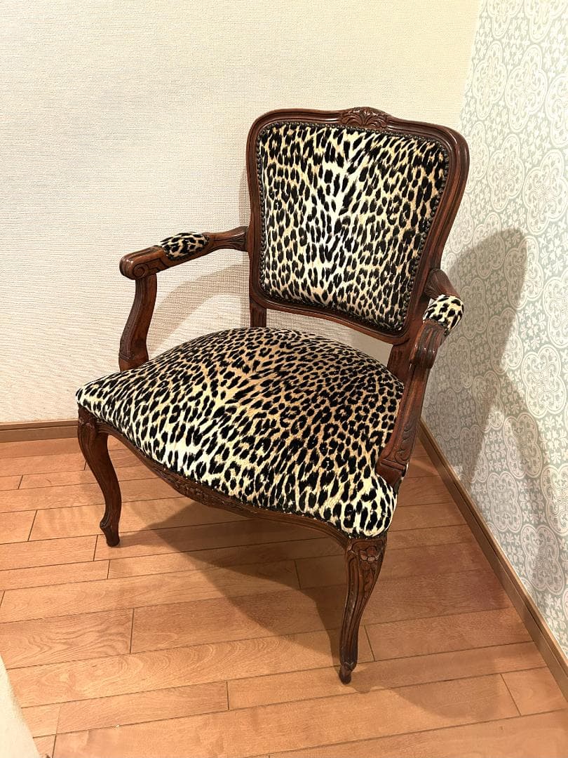 ヒョウ柄の椅子