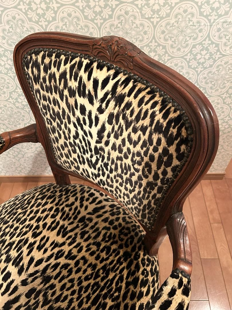 ヒョウ柄の椅子