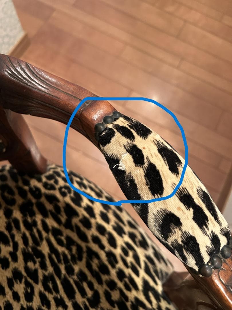 ヒョウ柄の椅子