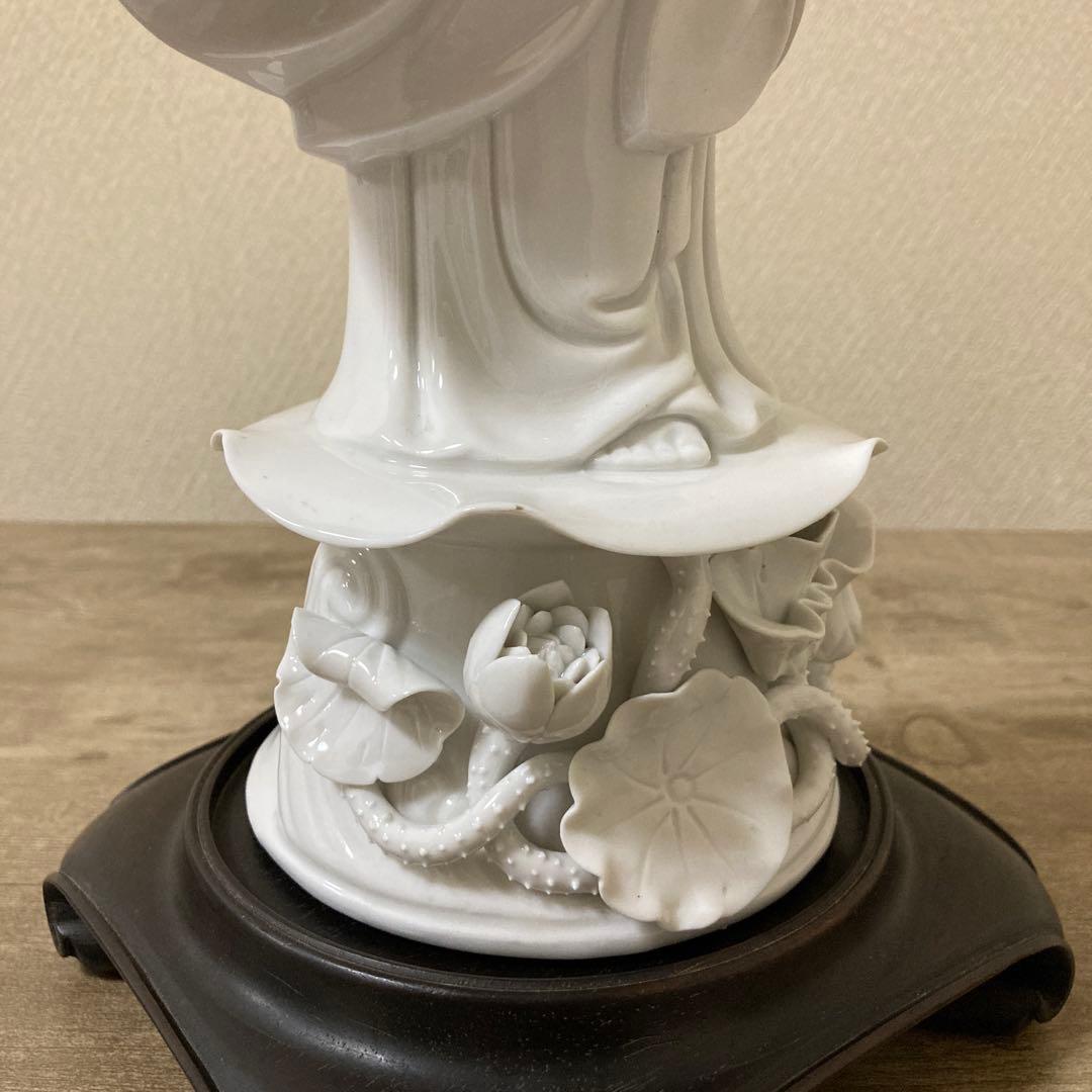 中国美術　白磁　蓮上観音立像　唐木台付　置物仏像〈検　徳化窯　観音菩薩　青磁