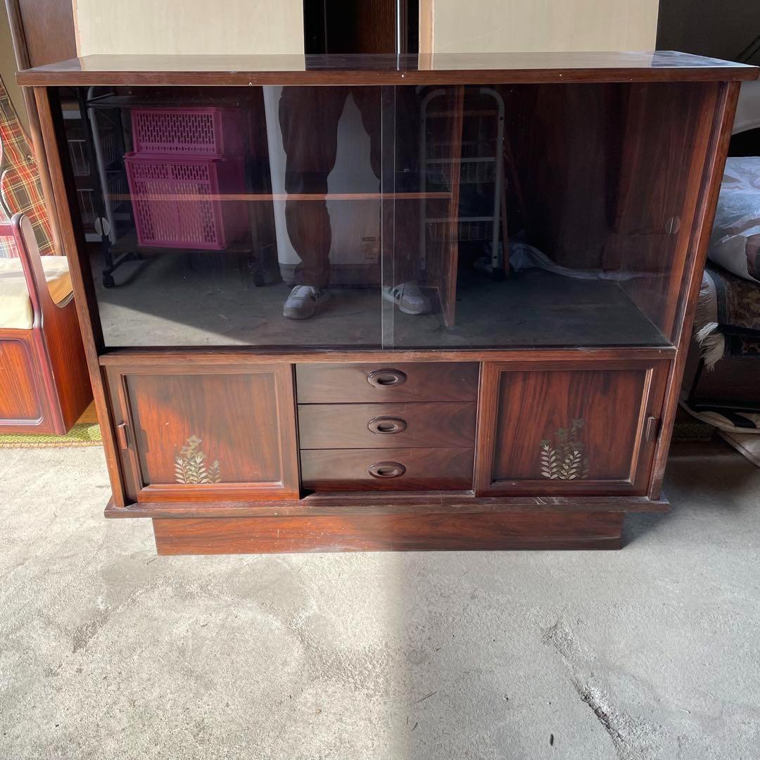 木製ダークブラウンキャビネット ガラス扉付き