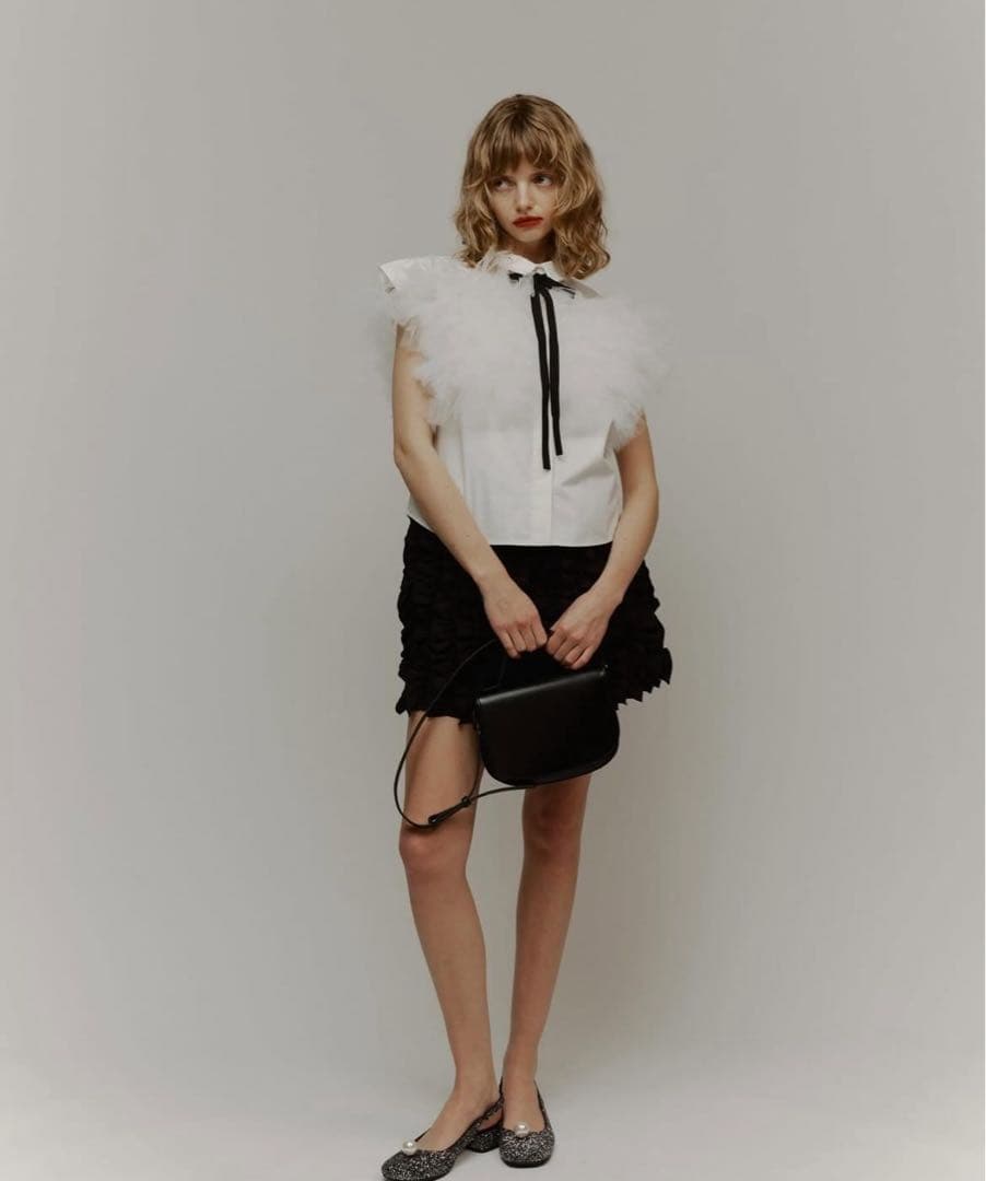 HIAND 大人気　フリルブラックシャツ　黒シャツ　ブラウス 　17600円