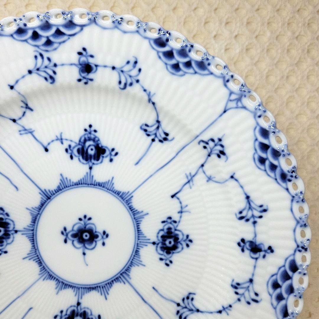 ロイヤルコペンハーゲン　フルレース２５センチプレート１枚　です。