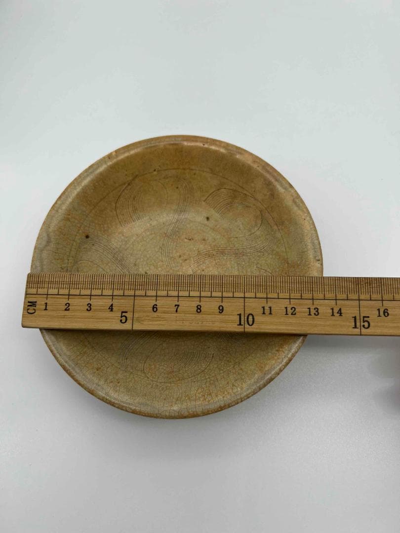 宋時代　青磁流水文茶盞　高台に【元旦】文字入り　景徳鎮　唐物　(D-96)