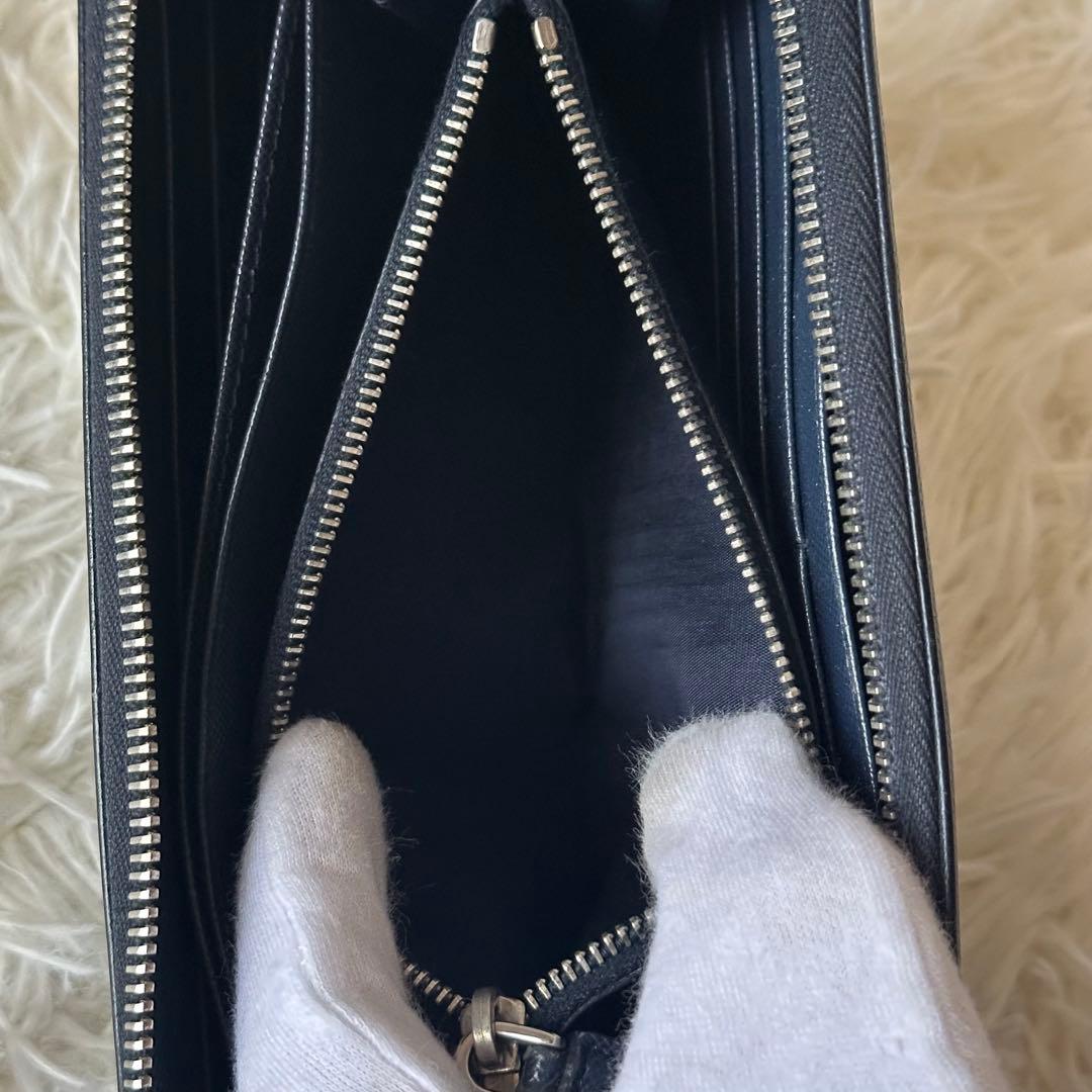 プラダ ラウンドジップ 長財布 サフィアーノレザー 型押し ネイビー ロゴ