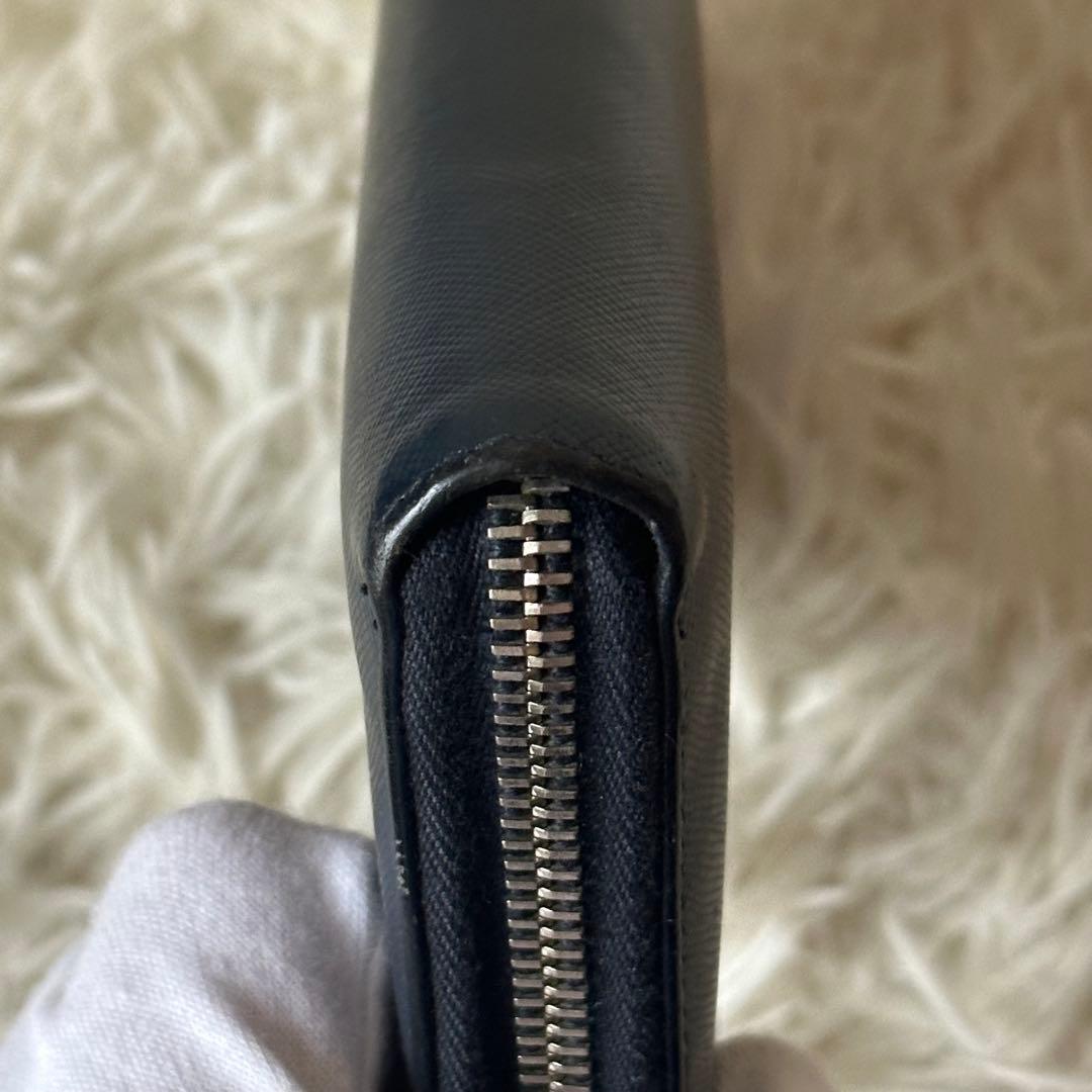 プラダ ラウンドジップ 長財布 サフィアーノレザー 型押し ネイビー ロゴ