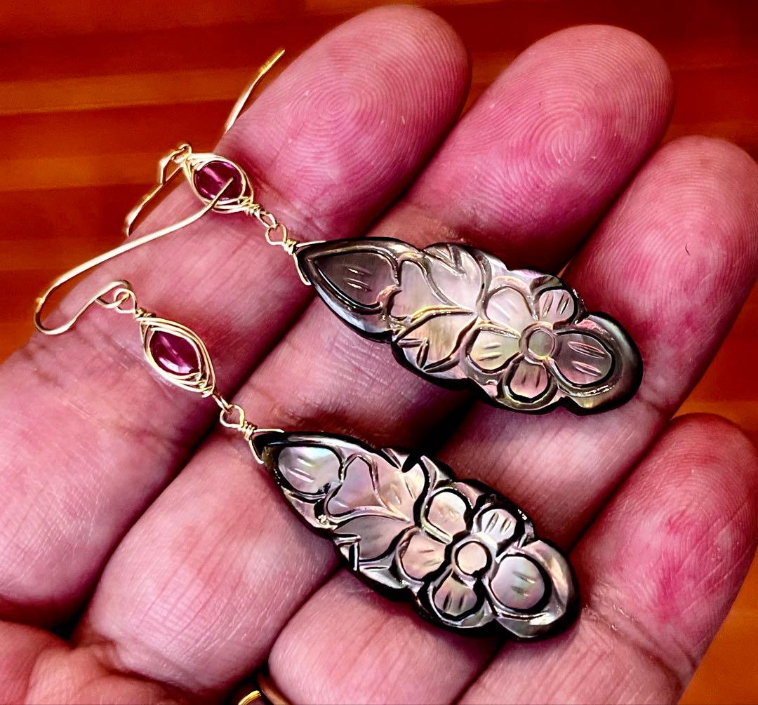 はる田です ブラックマザオパ×オニキスのカービングタブレット