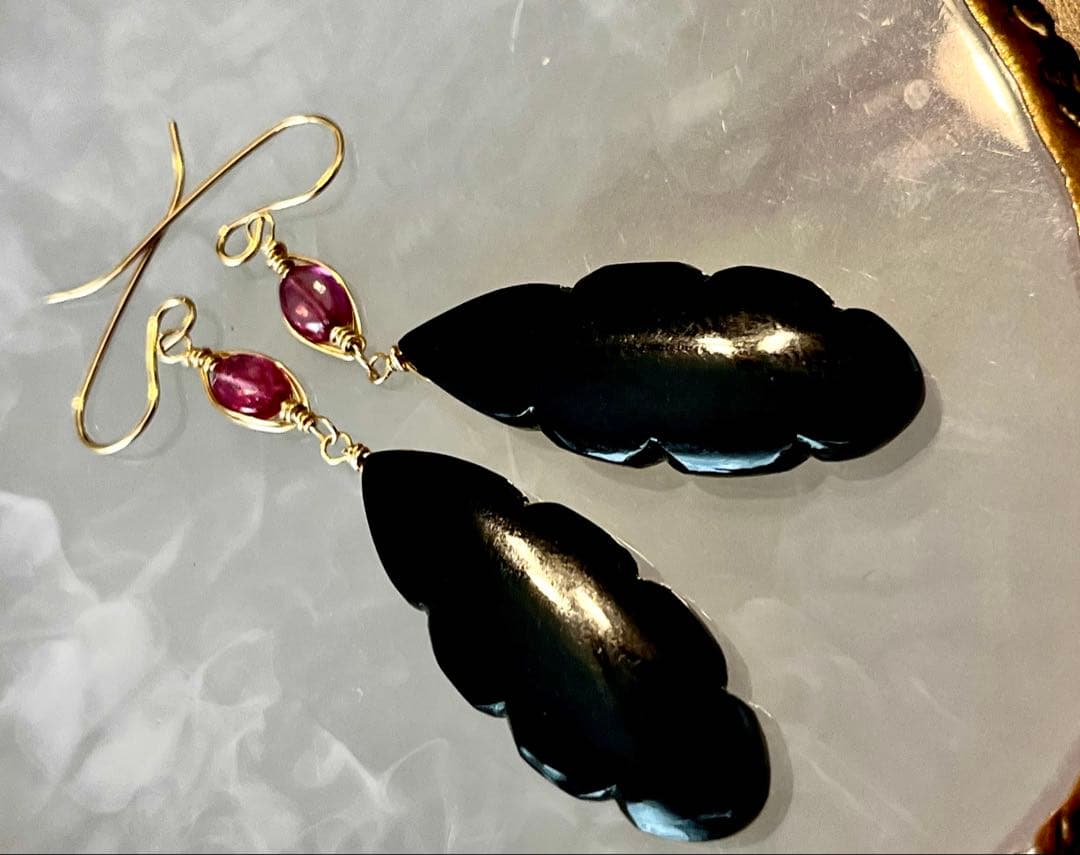 はる田です ブラックマザオパ×オニキスのカービングタブレット