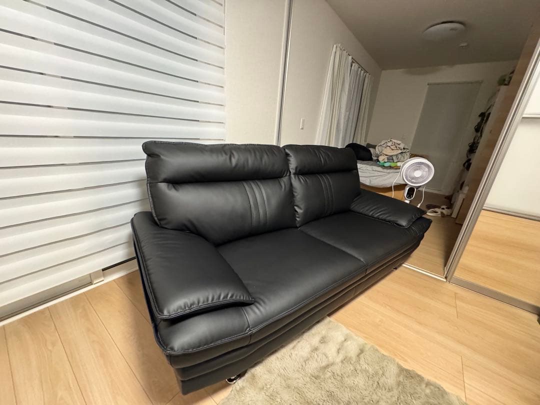 ブラック合成皮革2人掛けソファ