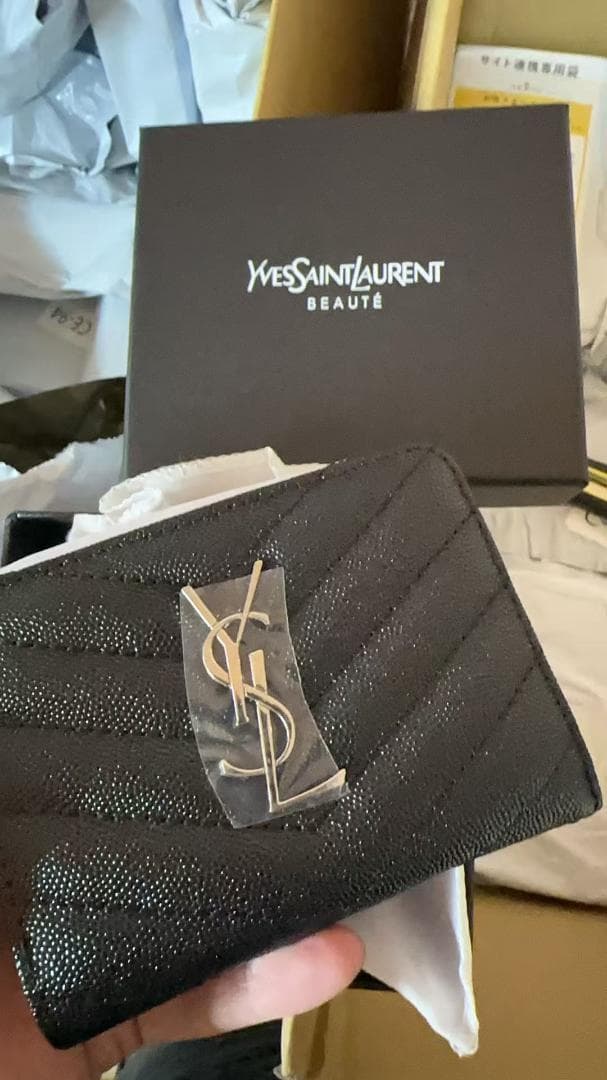 イヴ・サンローラン エンボス加工 ブラックレザー 折りたたみ財布サイフ