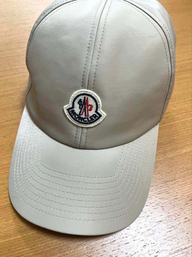 モンクレール　キャップ　ユニセックス　光沢のあるナイロン【ベージュ】