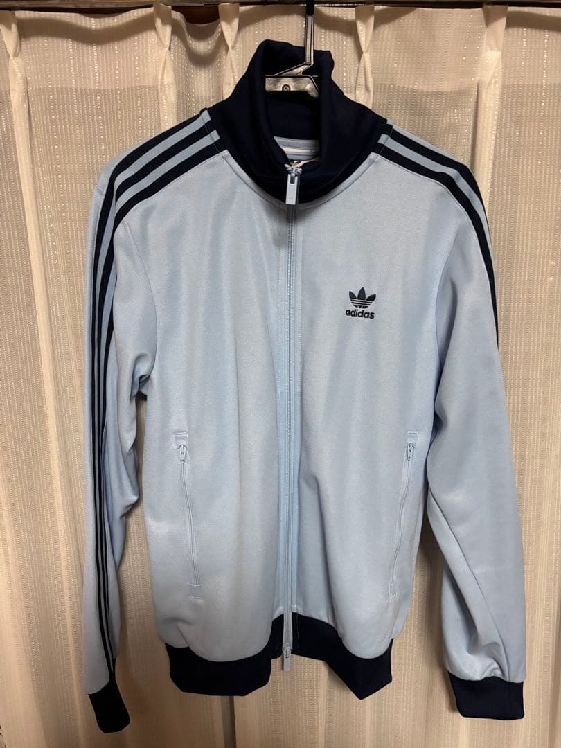 adidas トラックジャケット　水色