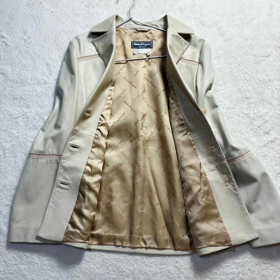 サルヴァトーレ フェラガモ テーラードジャケット レザー アイボリー系