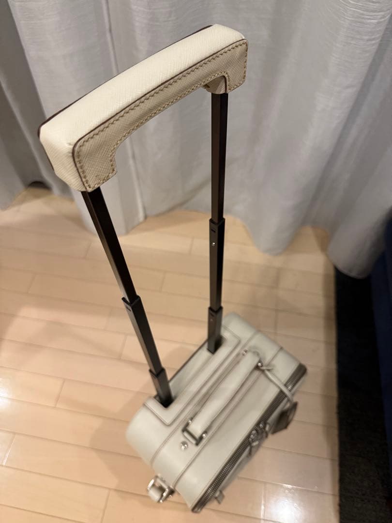 PRADA ホワイト キャリーケース