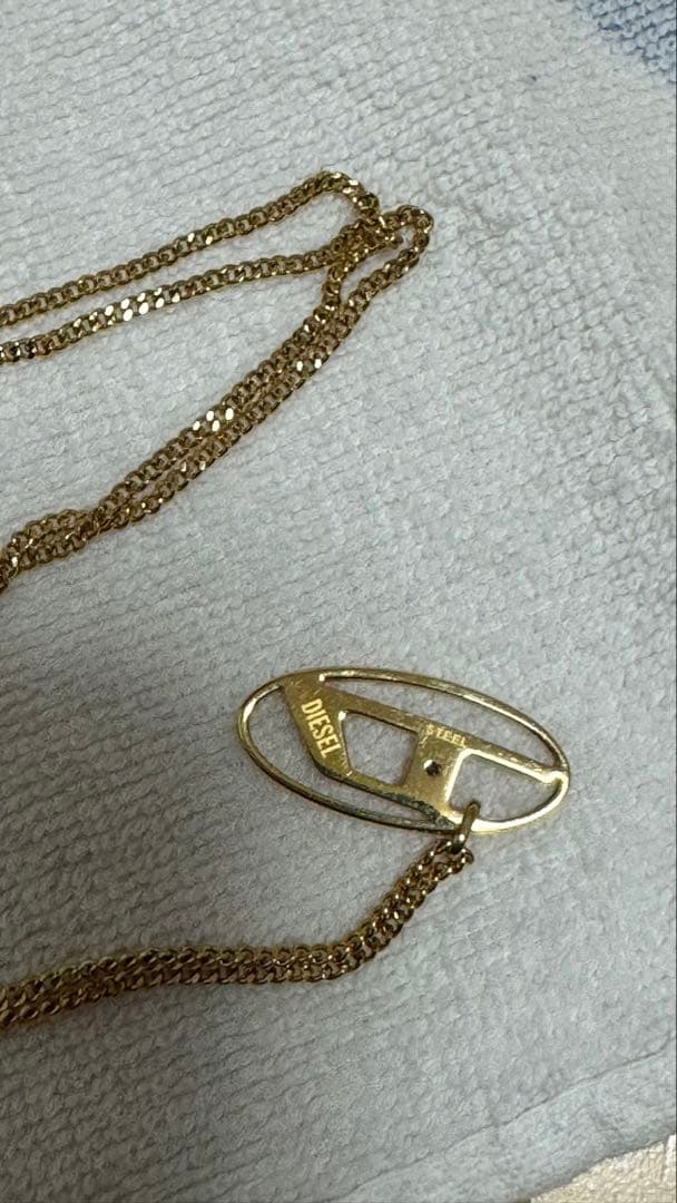 DIESEL ゴールドロゴネックレス