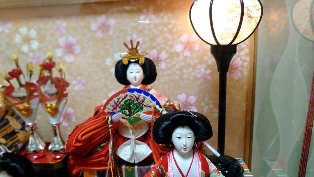 伝統的な雛人形 ガラスケース付き