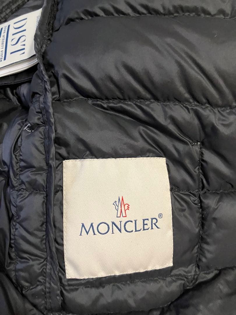 Moncler モンクレール　エレガントなノーカラーライトダウンジャケット