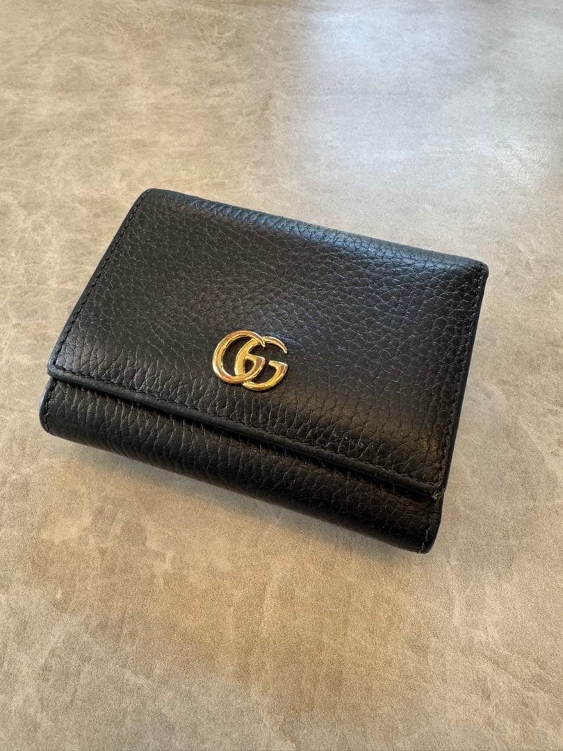 ここーは　Gucci 折り財布