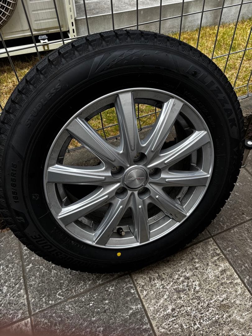 【送料無料！バリ山】ブリヂストン スタッドレスタイヤ 185/65R15