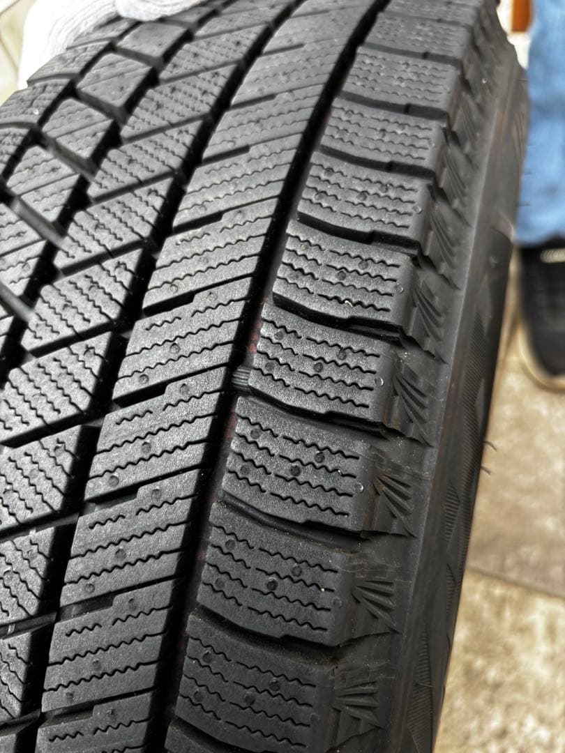 【送料無料！バリ山】ブリヂストン スタッドレスタイヤ 185/65R15