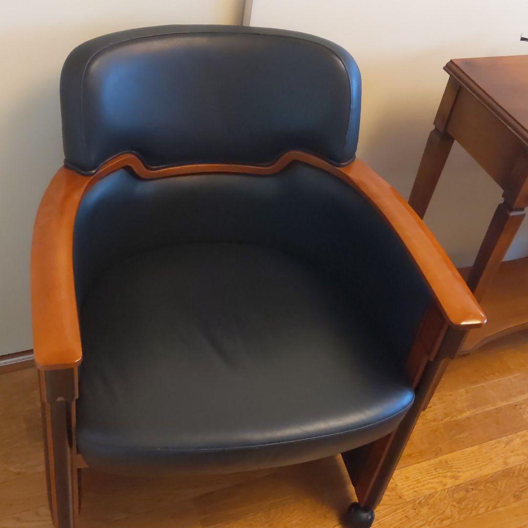 素晴らしい革質のイタリアチェア