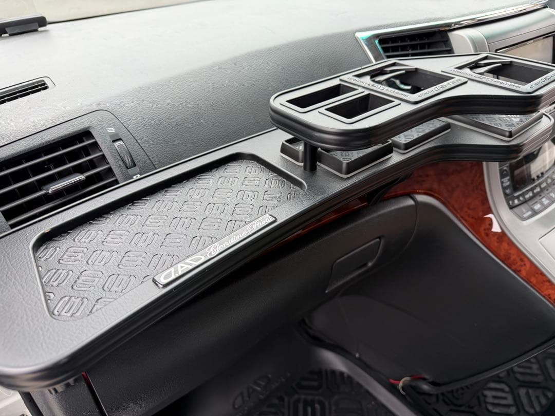 D.A.D ギャルソン　20系アルファード　フロントテーブル