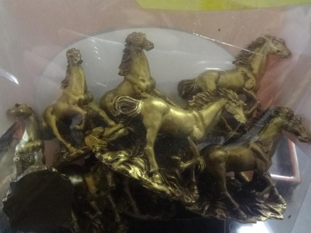 2026年干支・午　開運縁起物金色の馬の彫刻９体セット 　何事もうまくいく・・