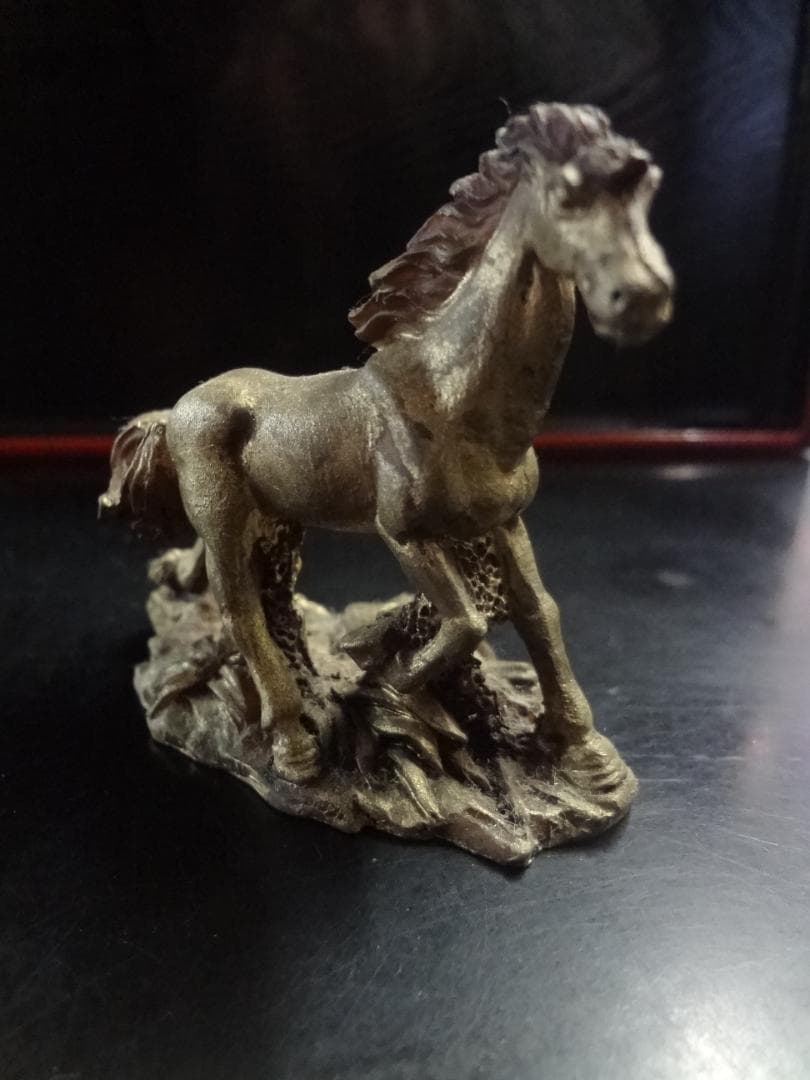 2026年干支・午　開運縁起物金色の馬の彫刻９体セット 　何事もうまくいく・・