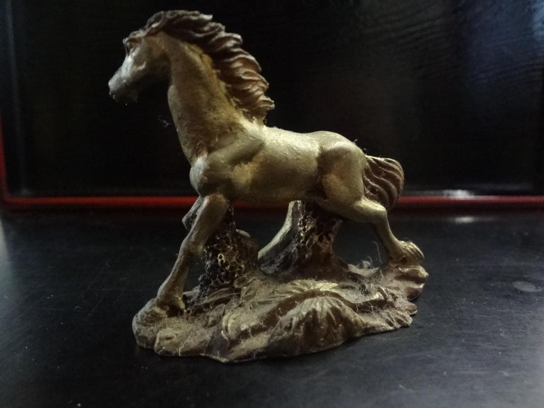 2026年干支・午　開運縁起物金色の馬の彫刻９体セット 　何事もうまくいく・・